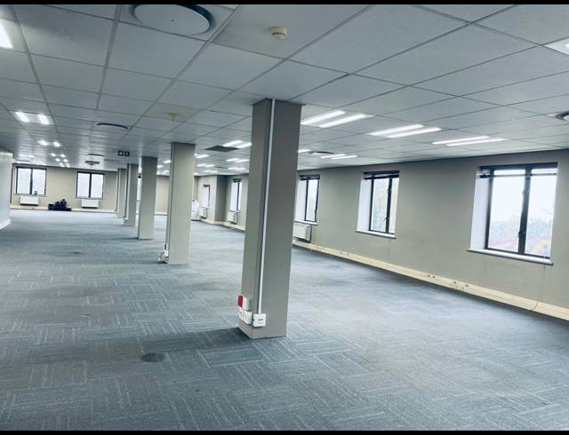 950M² OFFICE TO LET IN MAGALIESSIG